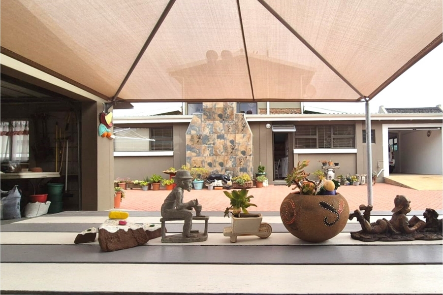 4 Bedroom Property for Sale in Stilbaai Wes Western Cape